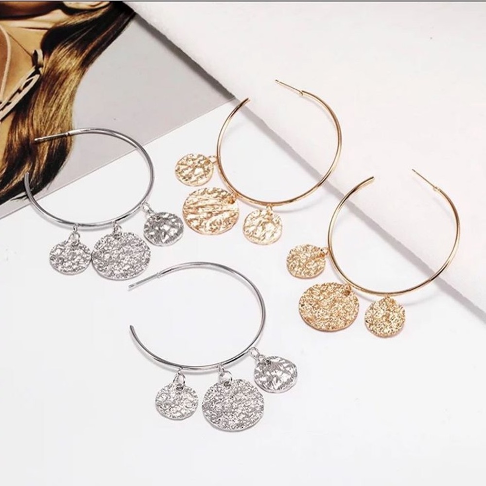 ⚜️[𝟯/$𝟮𝟴]⚜️Big Gold Coin Posh Hoop Earrings NEW - Picture 6 of 9